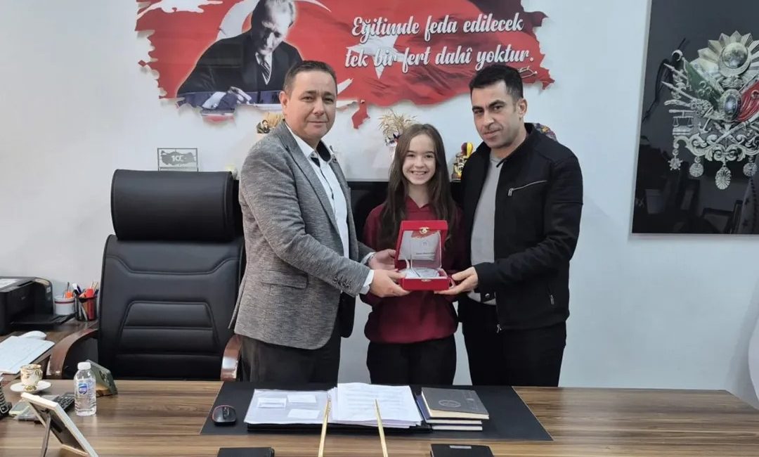 7/F sınıfı öğrencisi Taçmin Ada Turan, 24 Kasım Öğretmenler Günü