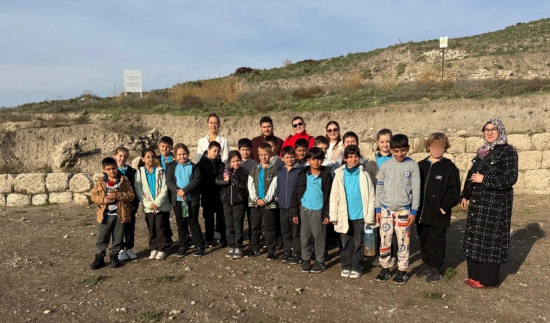 Aksakal İlkokulu’ndan Daskyleion’da Tarihe Yolculuk Bandırma Aksakal İlkokulu öğrencileri, sosyal bilgiler dersinde öğrendiklerini pekiştirmek amacıyla