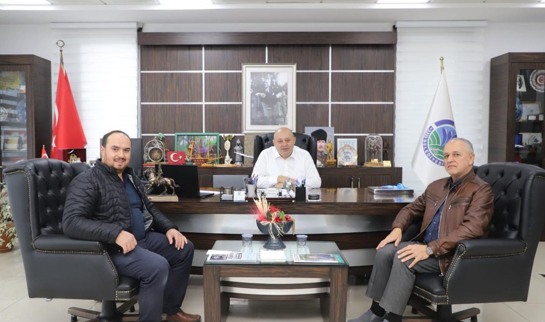 Plevne Camii’nden Başkan Palaz’a teşekkür ziyareti Cami derneği ve imamı, Plevne Camii’nde yürütülen belediye çalışmalarından dolayı