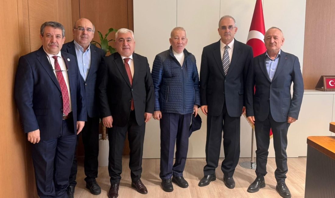Yeni Dünya Vakfı Balıkesir Şubesi ve Türkiye Maarif Vakfı temsilcileri,
