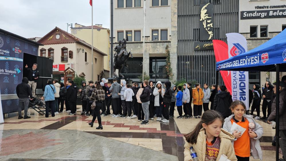 Gezen sinema tırı ve gezici kütüphane depremzede çocukları şenlendirdi Art arda yaşanan depremlerle sarsılan Balıkesir Sındırgı’da çocuklara moral olmak