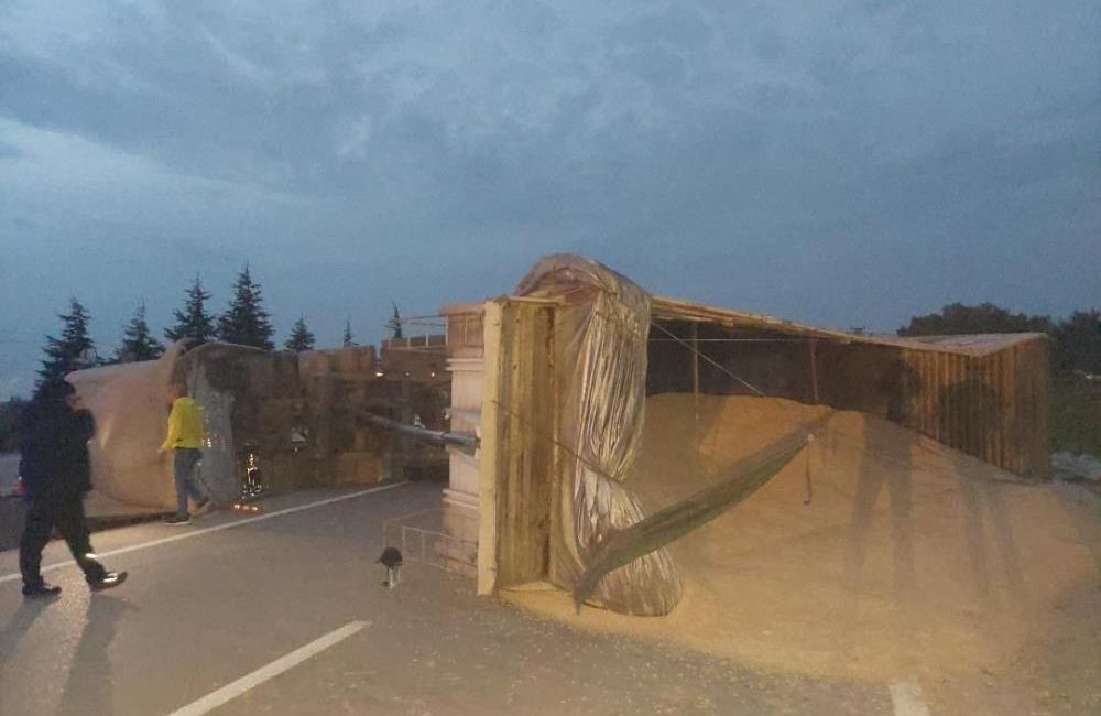 Bandırma-Susurluk karayolunda TIR devrildi: Yol bir süre trafiğe kapandı Bandırma ilçesi ile Susurluk istikameti arasında meydana gelen trafik kazasında,