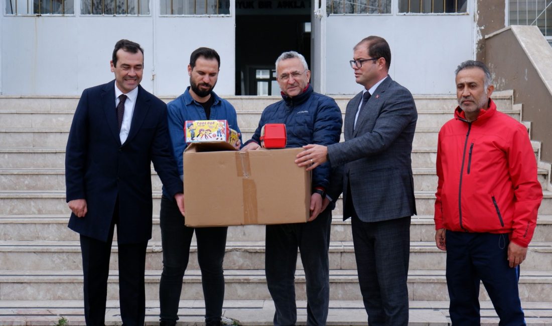 Susurluk’ta spor malzemeleri öğrencilere ulaştı Kongre ve Kültür Merkezi’nde düzenlenen Spor Malzemesi Dağıtım Töreni’nde Susurluk