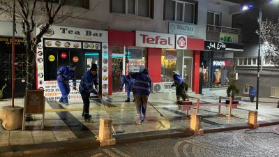 Bandırma Belediyesi Temizlik İşleri Müdürlüğü ekipleri, sabah saat 05.00’te başlayarak