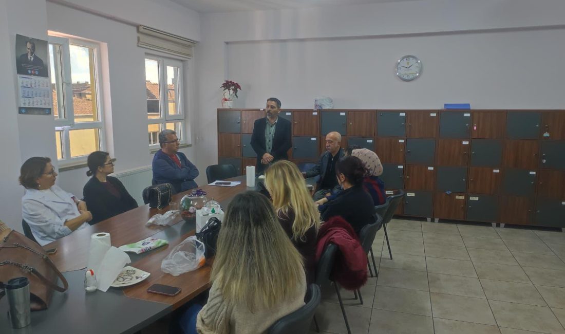 Eğitim Sen Genel Örgütlenme Sekreteri İzzet İldeş, Bandırma’daki okullarda üyelerle