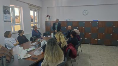 Eğitim Sen Genel Örgütlenme Sekreteri İzzet İldeş, Bandırma’daki okullarda üyelerle