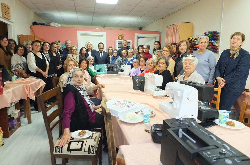 Balıkesir’de kadın hayırsevere Kaymakam teşekkürü Cumali Atilla, giyim atölyesine 9 makine bağışlayan hayırsever Yeşim Meço