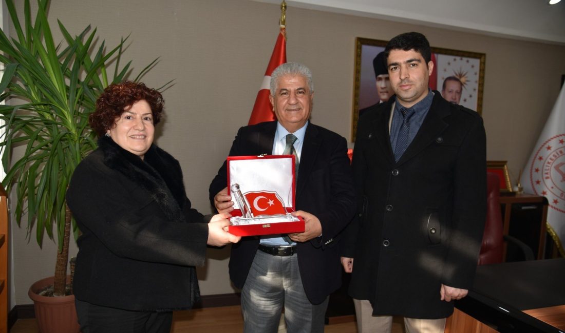 Bandırma Öğretmenevi yönetiminden Balıkesir ziyareti Bandırma Öğretmenevi ve ASO yöneticileri, Balıkesir İl Millî Eğitim Müdürü
