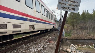 Dursunbey’de geçmenin yasak olduğu tren köprüsünden yürüyen bir kişi trenin