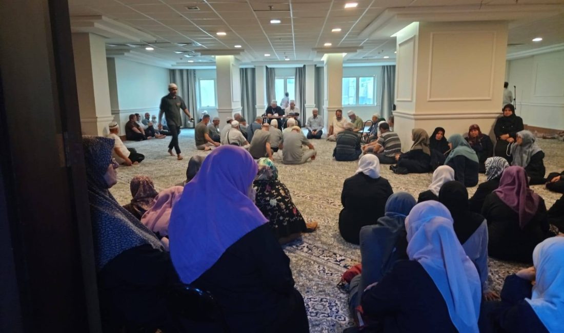 Bandırmalı umreciler Mekke’de bir araya geldi Bandırma İlçe Müftüsü Dr. Abdulhamid Pehlivan’ın kafile başkanlığını yaptığı Balıkesir-1