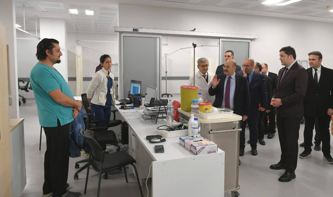 Susurluk Devlet Hastanesi’nde üst düzey inceleme Balıkesir Valisi İsmail Ustaoğlu’nun katılımıyla, kısa süre önce hasta kabulüne