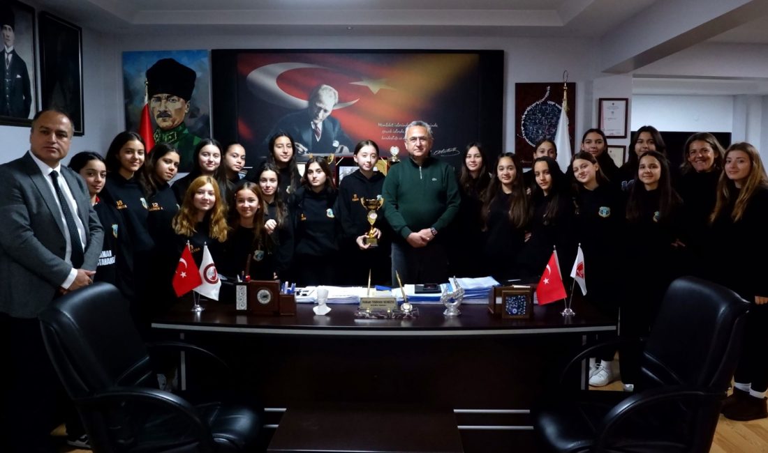 Voleybolda il ikincisi olan öğrencilerden Başkan Semizel’e ziyaret Susurluk Şehit Erbil Arslan Ortaokulu’nun voleybol takımı, elde ettikleri il