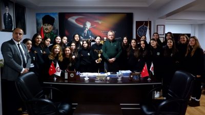 Susurluk Şehit Erbil Arslan Ortaokulu’nun voleybol takımı, elde ettikleri il