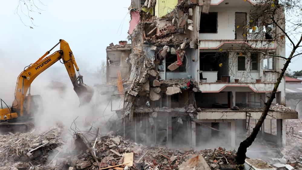 Sındırgı’da deprem sonrası yıkımlar yeniden başladı 10 Ağustos ve 27 Ekim’de meydana gelen depremlerle büyük hasar