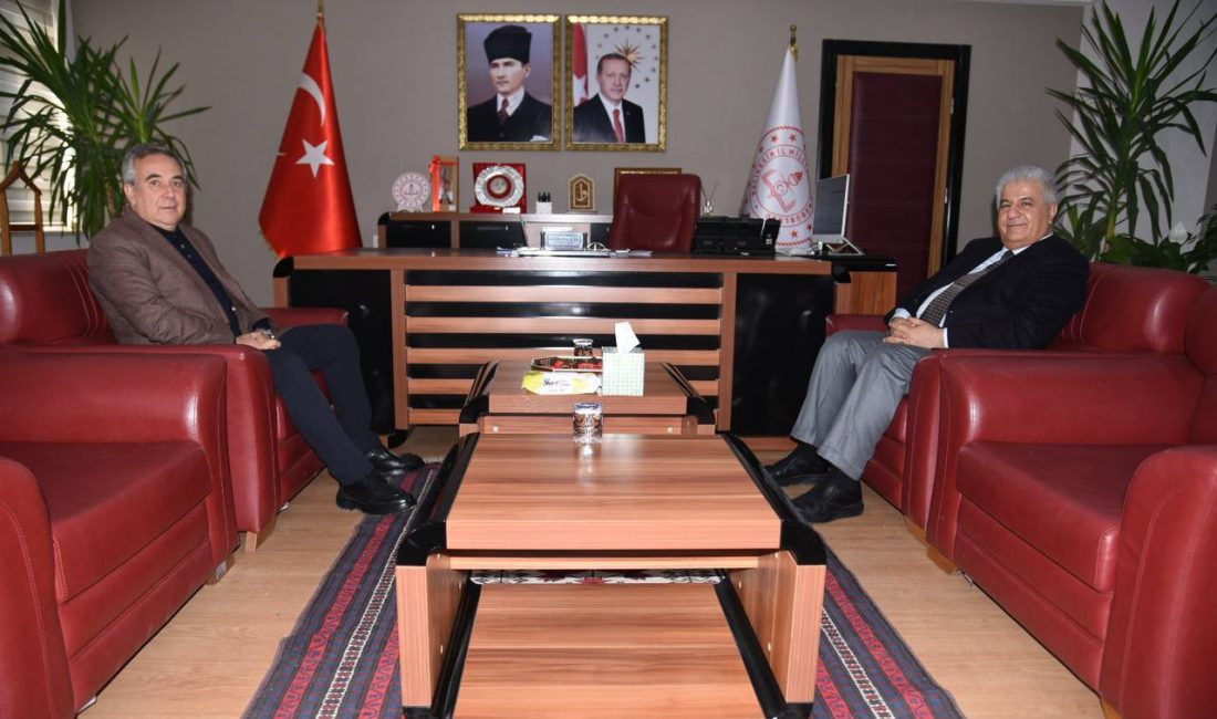 AK Parti Bandırma İlçe Başkanı’ndan İl Millî Eğitim Müdürü Kal’a ziyaret AK Parti Bandırma İlçe Başkanı Göksel Karlahan, İl Millî Eğitim