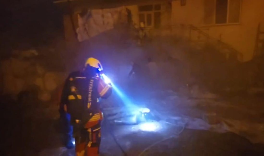 Sındırgı’da hayvan damı ve samanlıkta yangın Sındırgı ilçesinde bir evin alt bölümünde bulunan hayvan barınağı ve