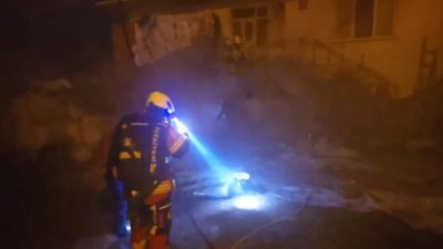 Sındırgı ilçesinde bir evin alt bölümünde bulunan hayvan barınağı ve