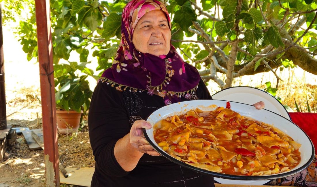 Sındırgı’da imece kültürünün en lezzetli örneklerinden biri olan Tarhana Bezdirmesi