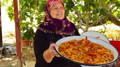 Sındırgı’da imece kültürünün en lezzetli örneklerinden biri olan Tarhana Bezdirmesi
