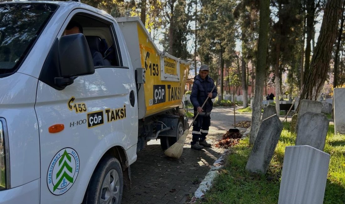 Dursunbey mezarlıklarına bakım Dursunbey Belediyesi kış öncesi yürütülen temizlik çalışmaları ile mezarlıklarda hijyen