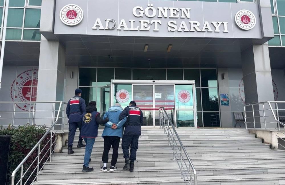 Balıkesir’de Jandarmadan firari hükümlüye suç üstü operasyon Balıkesir İl Jandarma Komutanlığı ekipleri tarafından, aranan şahısların yakalanmasına yönelik