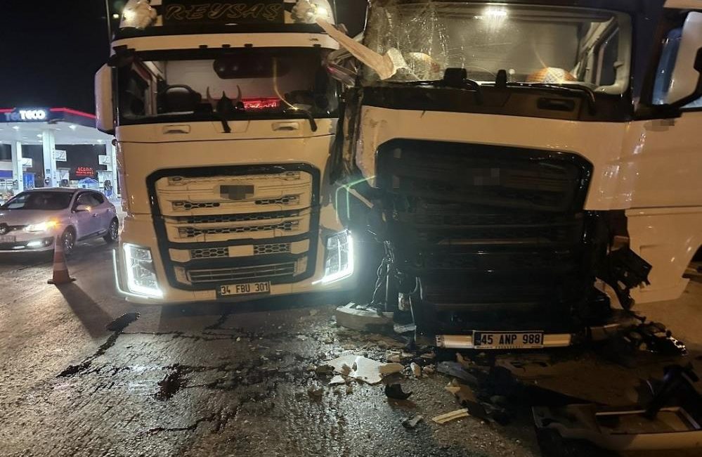 Susurluk’ta tır kazası Susurluk’ta iki tırın çarpıştığı kaza maddi hasarla atlatıldı. Edinilen bilgiye