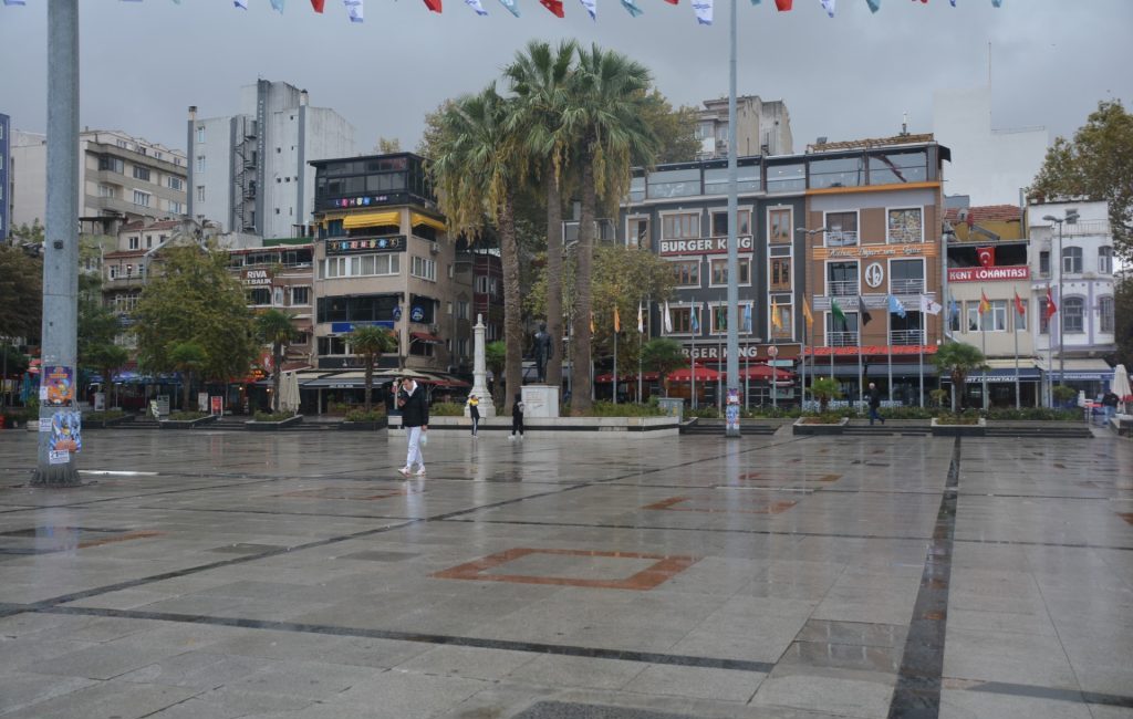 Cumhuriyet Meydanı baştan aşağı yenilenecek Bandırma Belediye Başkanı Dursun Mirza, gündemi değerlendirerek projeleri hakkında bilgi