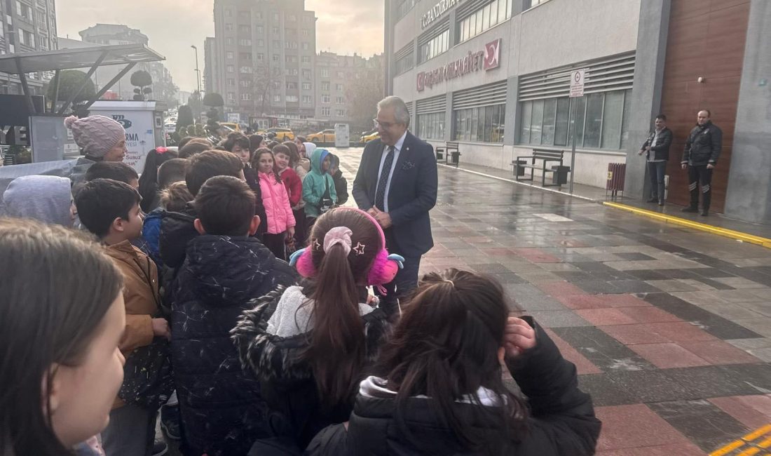 Mirza, Bandırmalı minik öğrencilerle buluştu Gezi için hazırlanan öğrencilerle bir araya gelen Bandırma Belediye Başkanı