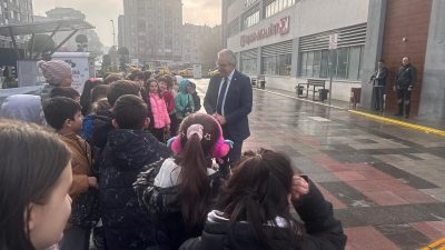 Gezi için hazırlanan öğrencilerle bir araya gelen Bandırma Belediye Başkanı