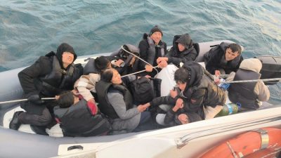 Ayvalık’ta, yasa dışı yollarla Yunanistan’ın Midilli Adası’na gitmek isteyen 10