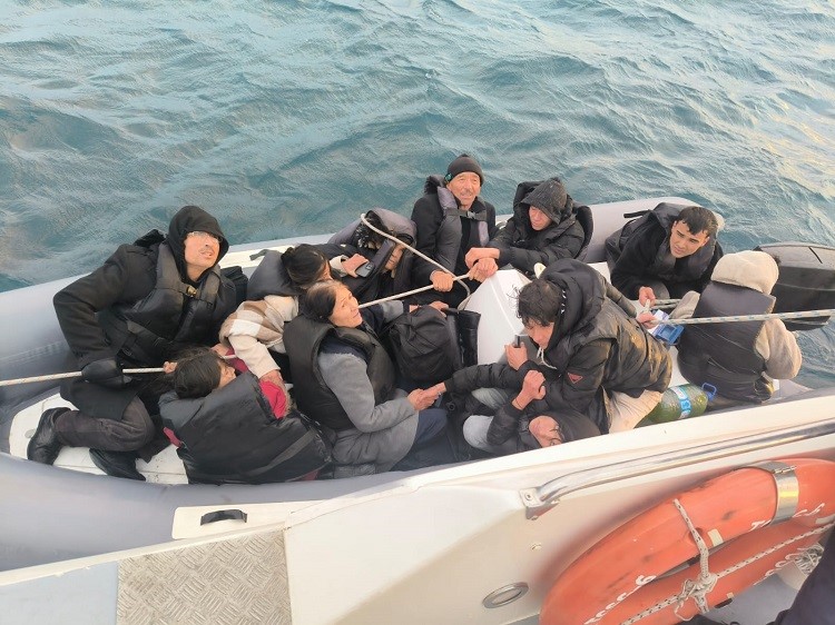 Ayvalık açıklarında 10 göçmen kurtarıldı Ayvalık’ta, yasa dışı yollarla Yunanistan’ın Midilli Adası’na gitmek isteyen 10
