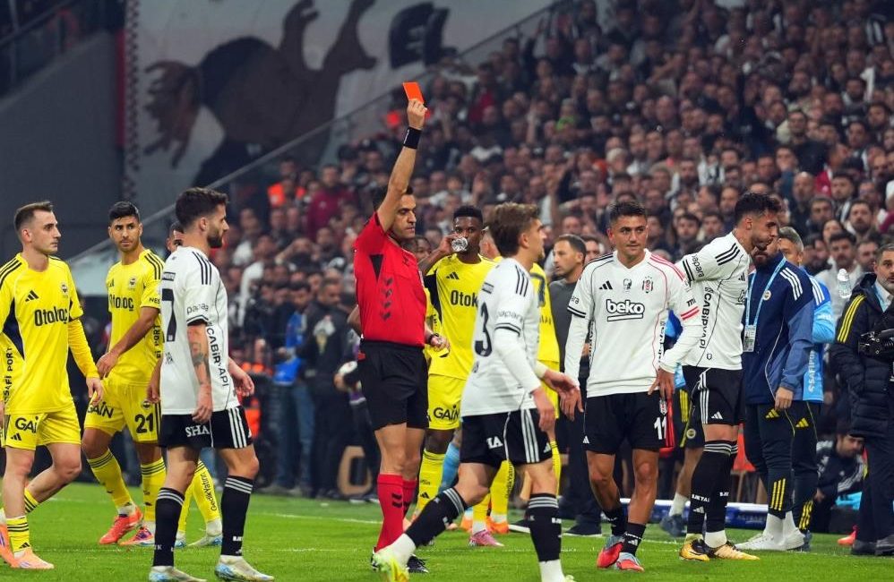 Trendyol Süper Lig’in ilk yarısında hakemler, 676’sı sarı, 38’i de