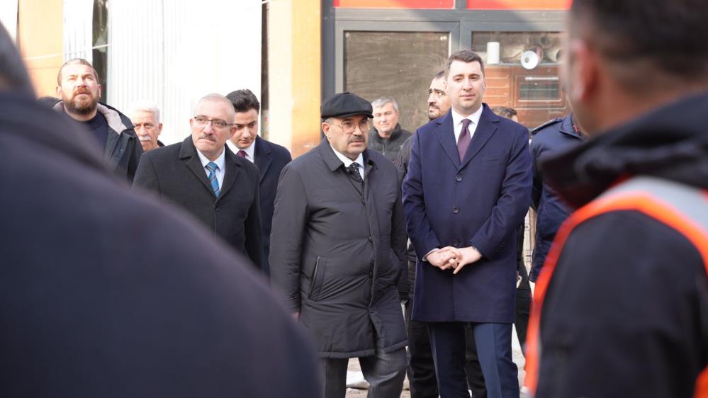 Vali Ustaoğlu, Sındırgı’da yıkım ve geçici ticaret alanını inceledi Balıkesir Valisi İsmail Ustaoğlu, Sındırgı ilçesinde deprem sonrası yürütülen çalışmalara