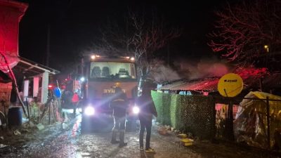  Manyas’ta tek katlı müstakil evde çıkan yangın itfaiye ekiplerinin müdahalesiyle