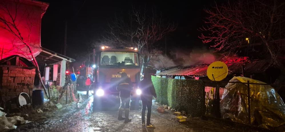 Manyas’ta tek katlı ev alevlere teslim oldu Manyas’ta tek katlı müstakil evde çıkan yangın itfaiye ekiplerinin müdahalesiyle