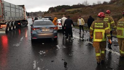 İzmir-İstanbul Otoyolu’nda 12 aracın karıştığı zincirleme trafik kazasında 1 kişi