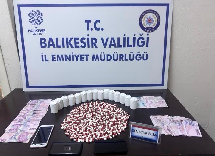 Erdek’te Uyuşturucu Operasyonu: 3 Şüpheli Tutuklandı Erdek İlçe Emniyet Müdürlüğü ekiplerince otogar çevresinde bir araçta yapılan