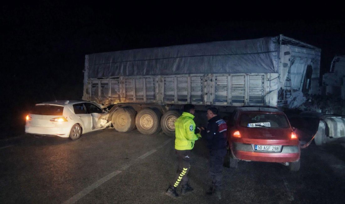 Bandırma’da otomobiller sisli yolda tır dorsesine çarptı: 8 yaralı Bandırma’da sisli ve ıslak yolda tır dorsesine iki otomobilin çarpması