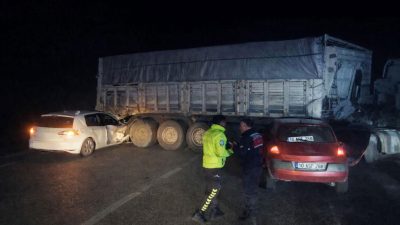 Bandırma’da sisli ve ıslak yolda tır dorsesine iki otomobilin çarpması