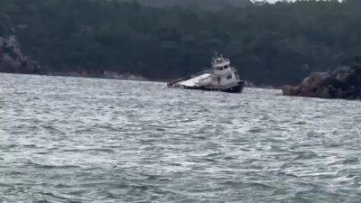 Ayvalık’ta  etkili olan kuvvetli lodos bir feribotu sürükledi. Karaya oturan