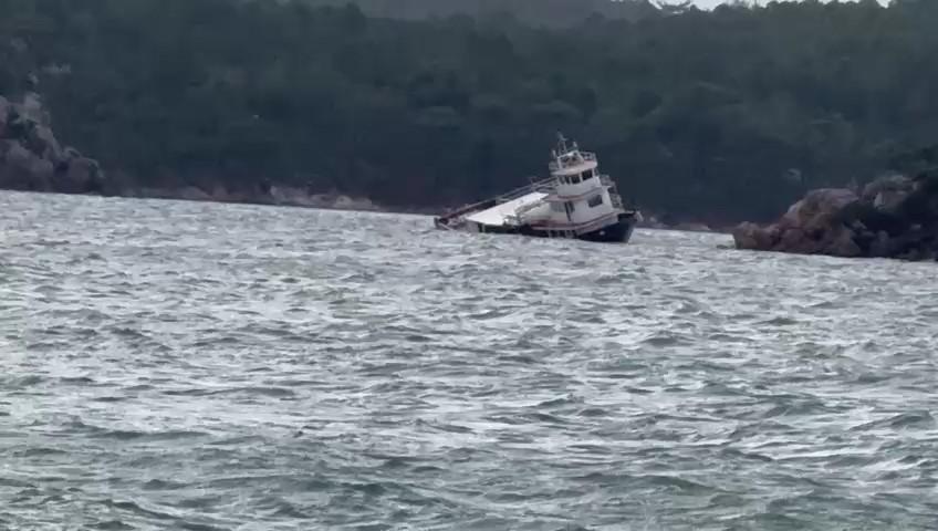 Balıkesir’de fırtına nedeniyle 25 metrelik feribot koya sürüklenerek karaya oturdu Ayvalık’ta etkili olan kuvvetli lodos bir feribotu sürükledi. Karaya oturan