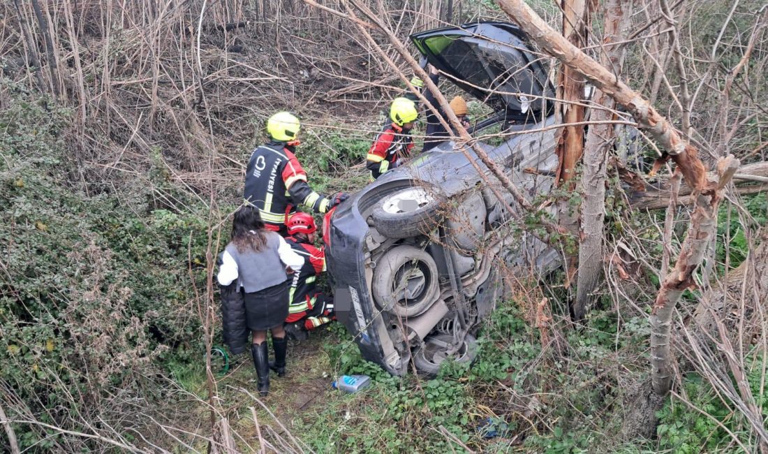 Balıkesir’de otomobil şarampole uçtu: Anne ve kızı yaralandı Balıkesir’de kontrolden çıkan otomobilin şarampole uçtuğu kazada anne ve kızı