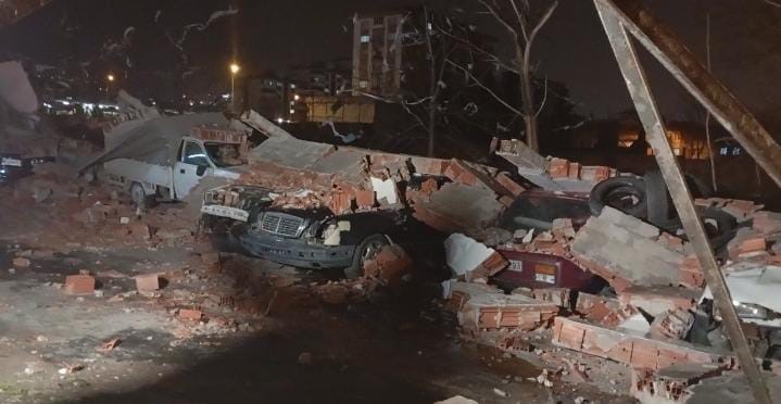 Bursa’da lodos duvarı devirdi, altında kalan 10 araç hasar gördü Bursa’da şiddetli lodosun etkisiyle çöken duvar, boş alana park edilen