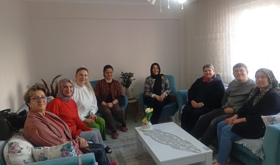 AK Parti Kadın Kolları Bandırma’da vatandaşlarla buluştu AK Parti Balıkesir İl Kadın Kolları Sosyal Politikalar Başkanı Evren