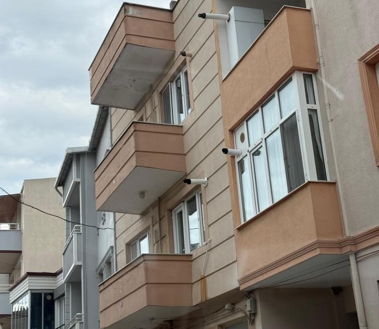 Bandırma’da balkondan düşen 51 yaşındaki adam hayatını kaybetti Olay, 600 Evler Mahallesi Kocatepe Sokak’ta meydana geldi. Edinilen bilgilere