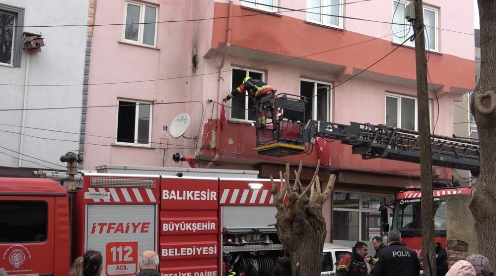 İtfaiye erleri yangında Türk Bayraklarını zarar görmemesi için topladı Balıkesir’de yangın söndürme çalışmaları sırasında binanın dış cephesinde asılı bulunan