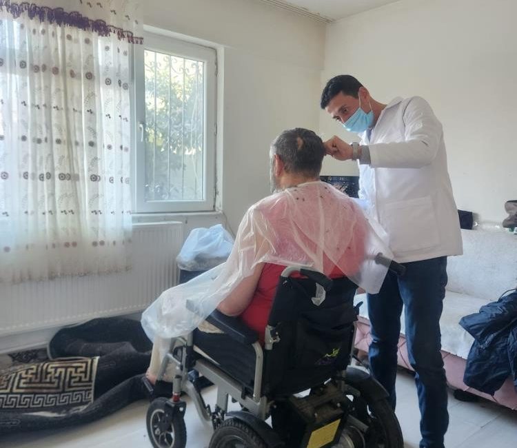 Balıkesir’de ‘yakın berber’ uygulaması: İlçe ilçe dolaşarak hizmete devam ediyor Balıkesir Büyükşehir Belediyesi Sağlık ve Sosyal İşler Dairesi Başkanlığınca yürütülen