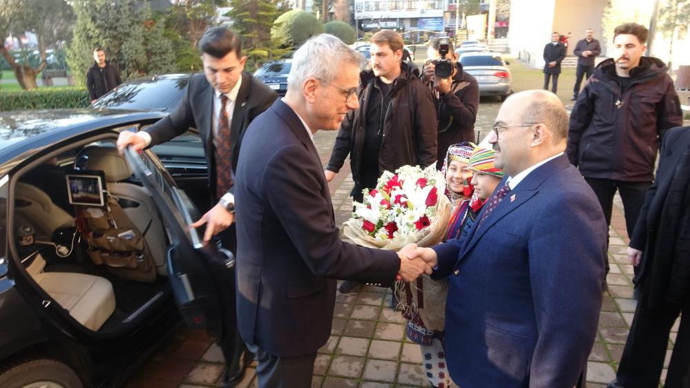 Sağlık Bakanı Memişoğlu: “Üçte biri sigara içen bir toplumda yaşamak istemiyoruz” Balıkesir’i ziyaret eden Sağlık Bakanı Kemal Memişoğlu, sağlıklı topluma işaret