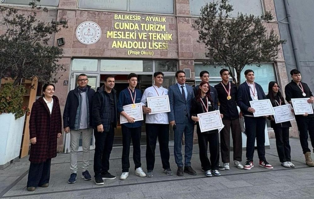 Ayvalıklı şef adayı öğrenciler İstanbul’dan 15 madalya ile döndü Cunda Turizm Mesleki Teknik Anadolu Lisesi öğrencileri, İstanbul’da katıldıkları 22.