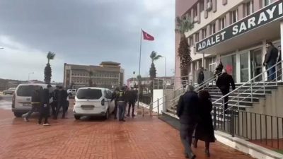 Ayvalık ilçesinde; kendilerini başkomiser, savcı ve rütbeli asker olarak tanıtarak,